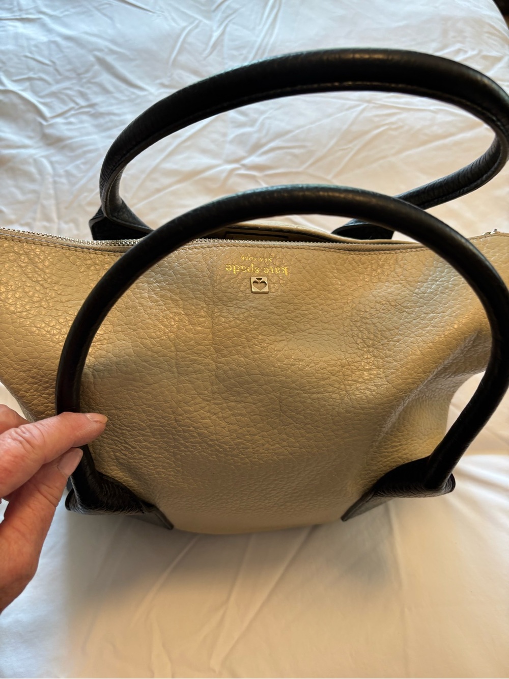 kate spade Two-Tone cream and Black Leather Shoulder Bag signature black tassel - Picture 1 of 14